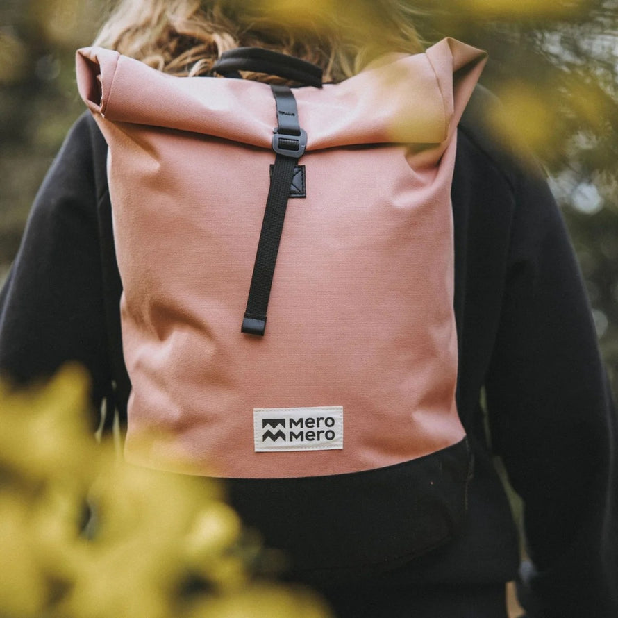 Sac a dos roll-top imperméable Meromero Wanaka rose et noir, design urbain et fonctionnel pour cyclistes
