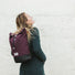 Sac a dos imperméable roll-top MeroMero Wanaka violet foncé et noir, idéal pour les cyclistes urbains