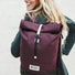 Sac a dos imperméable roll-top MeroMero Wanaka violet foncé et noir, idéal pour cyclistes urbains élégants