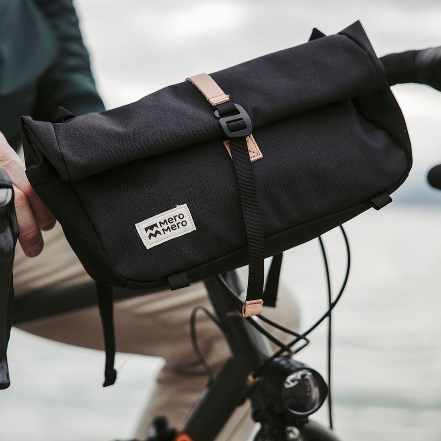 Sacoche de guidon MeroMero Piha noire montée sur un vélo pour le vélotaf ou le gravel.