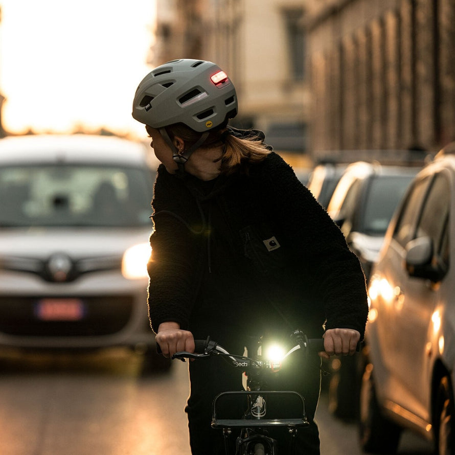 Casque Met E-Mob Mips pour velo electrique avec eclairage LED arriere et avant pour securite en ville