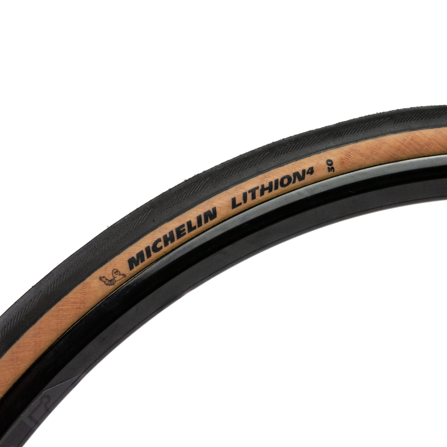 Pneu Michelin Lithion 4 700x30 pour velo route offrant resistance et performance sur routes asphaltées