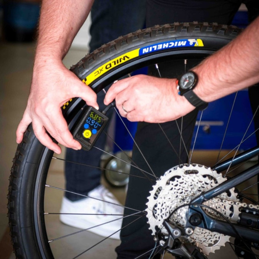 Mini compresseur vélo Michelin AIR+ PRO ultra compact portable avec écran digital pour gonflage précis et rapide