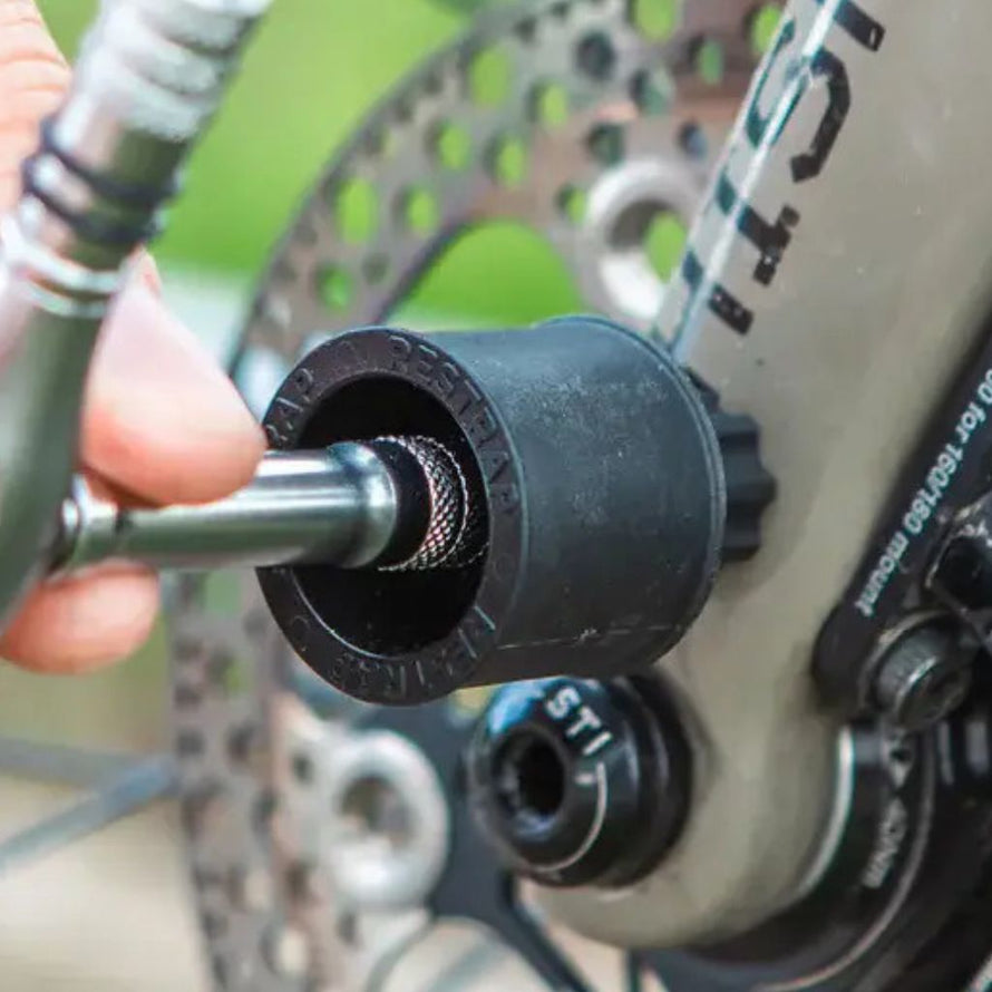 vissage du restrap light mount sur la fourche d'un vélo bikepacking