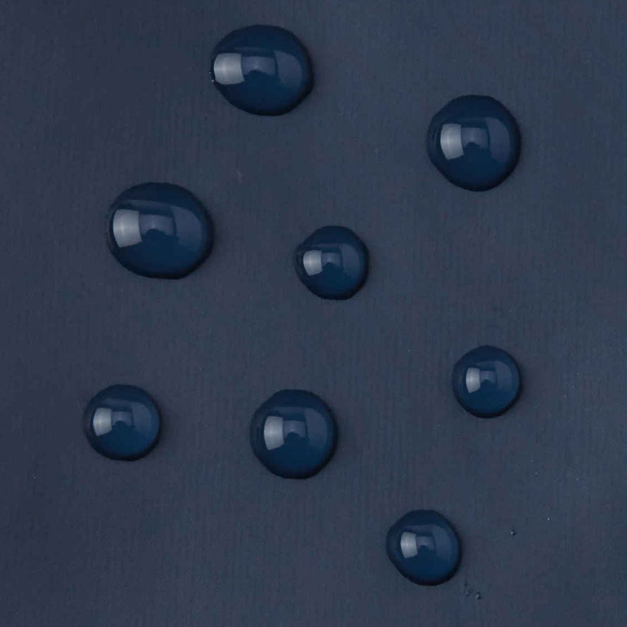 Moufles enfants Reima Puro bleues avec détails réfléchissants, vue de l'imperméabilité du tissu. 