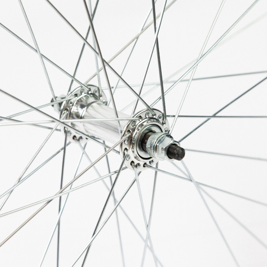 Détail du moyeu de la roue avant 28 pouces avec axe à écrous