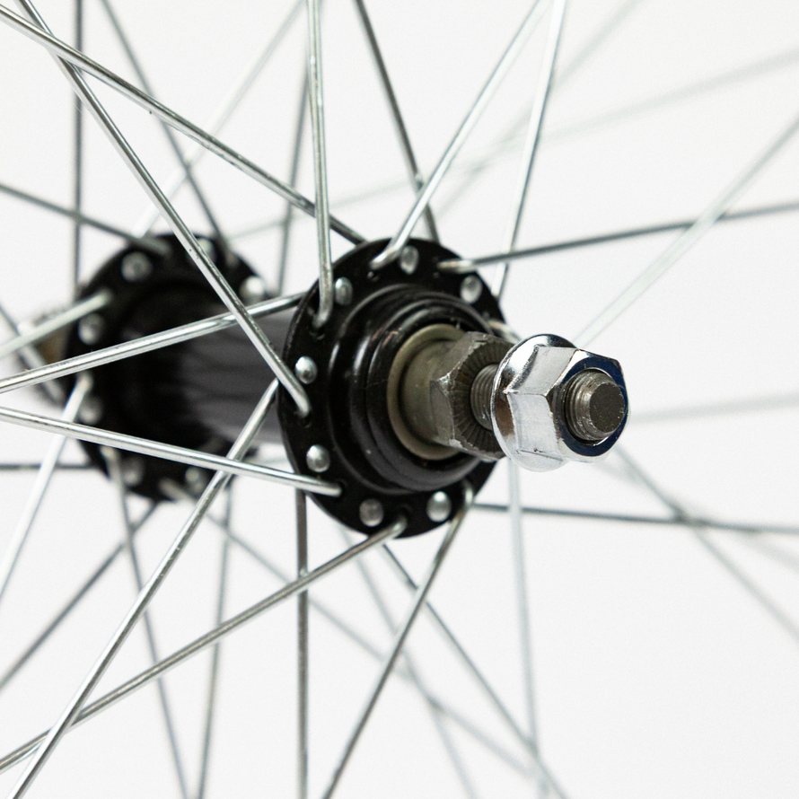 Moyeu noir avec axe à écrous de la roue avant 26 pouces