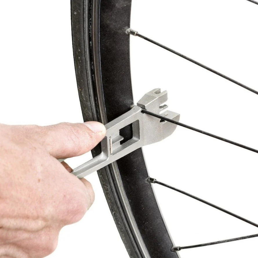 Multi-outils The Nutter cuir marron Full Windsor, outil compact et performant pour réparation vélo