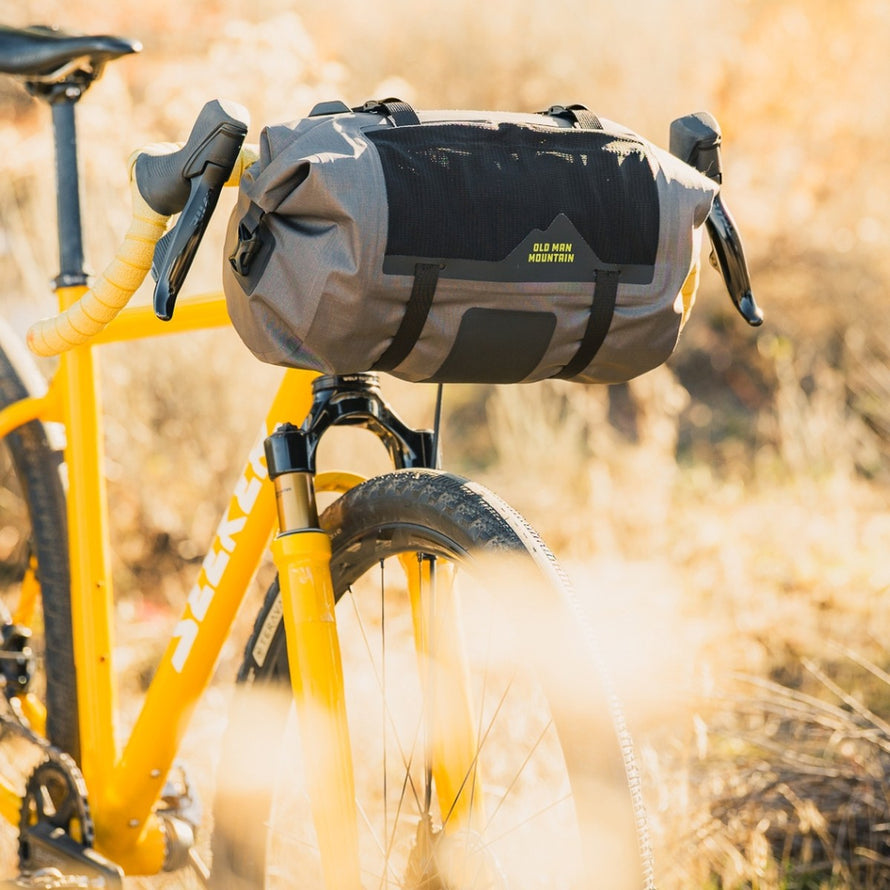 Sacoche de guidon Old Man Mountain Manzanita cradle compacte avec fixation solide pour aventures bikepacking et VTT