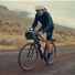Cycliste équipé d'une sacoche de guidon Old Man Mountain Manzanita cradle sur vélo gravel en pleine aventure