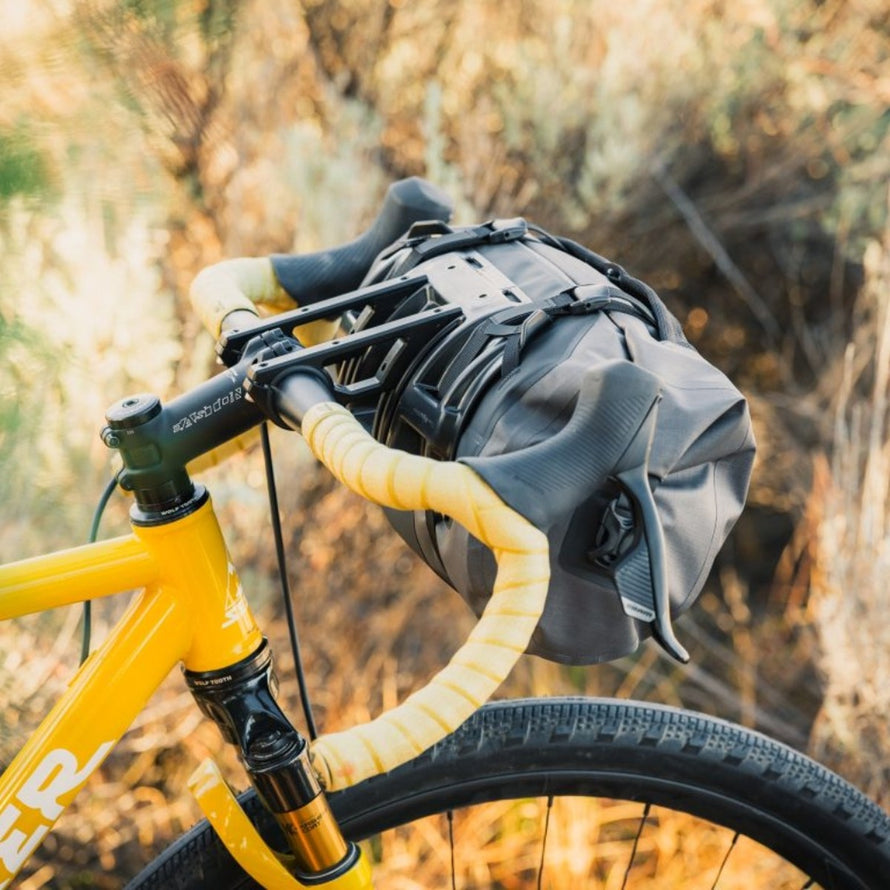 Sacoche de guidon Old Man Mountain Manzanita cradle fixée sur vélo gravel pour bikepacking et aventures outdoor