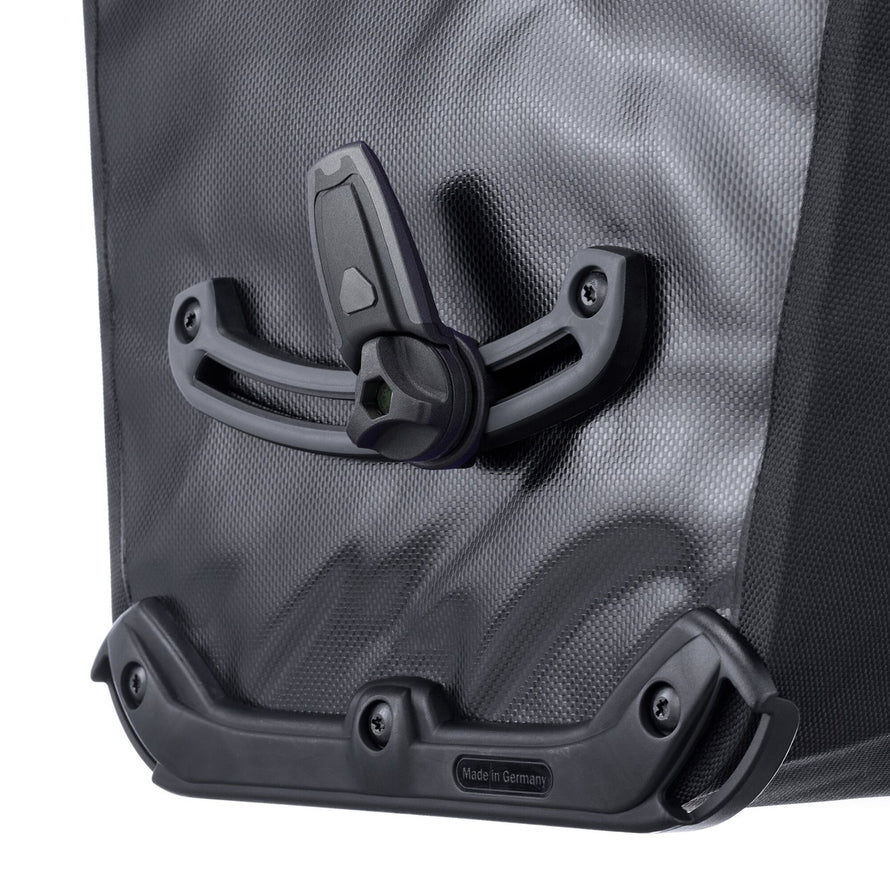 Fixation robuste des sacoches arriere Ortlieb Back Roller Pro Classic 2x35L noir etanche pour velo
