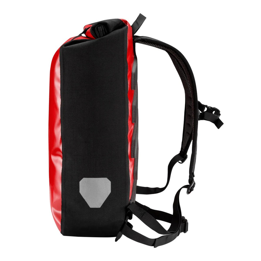 Sac a dos velo etanche rouge Ortlieb Messenger Bag vue de profil avec bretelles confortables pour cyclistes