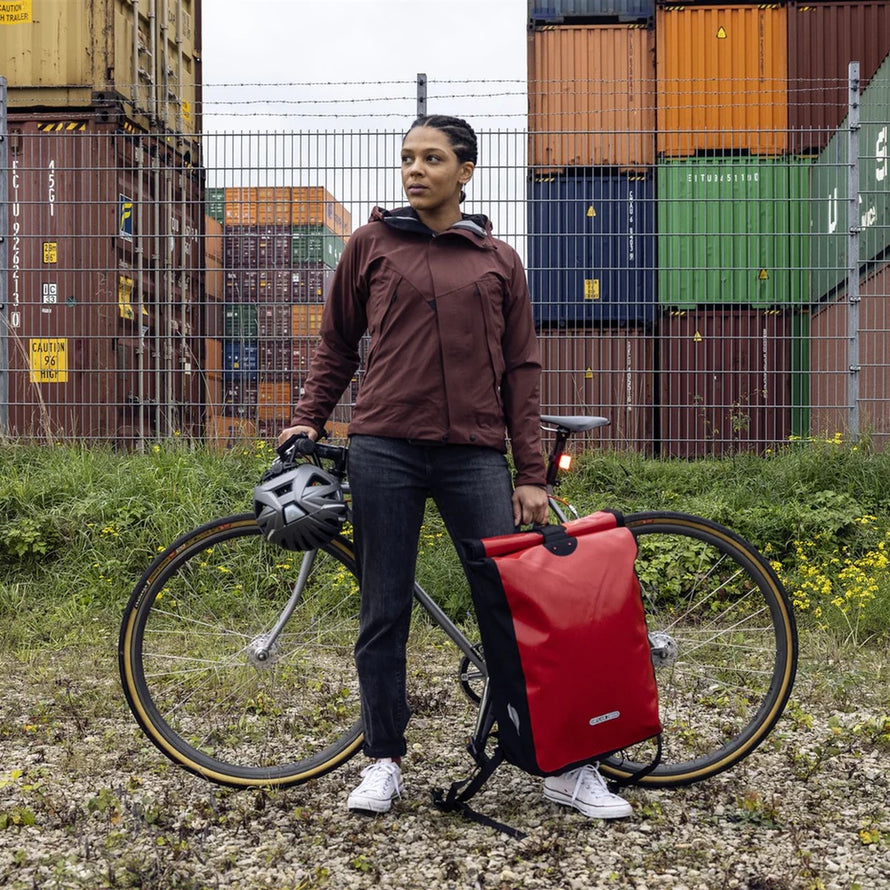 Sac a dos velo etanche rouge Messenger Bag Ortlieb, parfait pour cyclistes urbains et trajets pluvieux