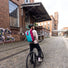 Cycliste urbain avec sac a dos etanche Ortlieb Velocity Lite 23L en rose et bleu pour trajets quotidiens