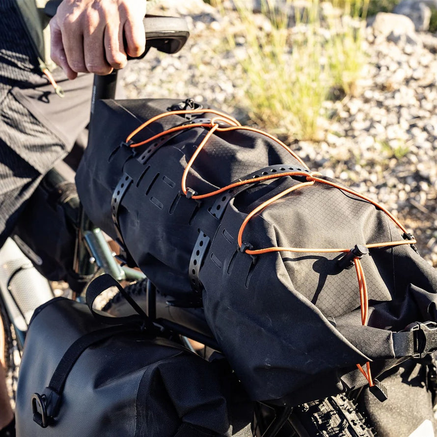 Sac etanche Ortlieb Dry-Pack avec fixation bungee elastique pour velo, protection contre pluie et humidite