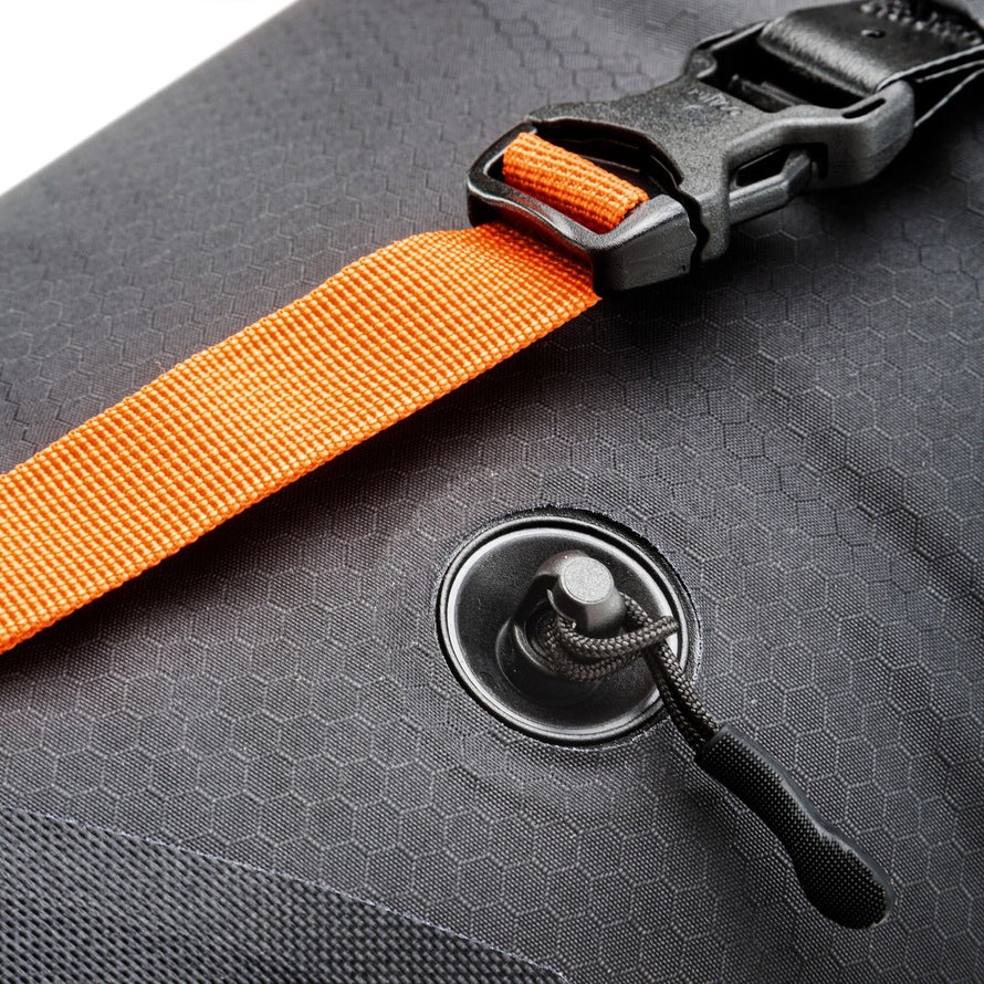 Détail fixation orange sacoche de selle étanche Ortlieb Seat-Pack 11-16,5L pour bikepacking et aventures vélo