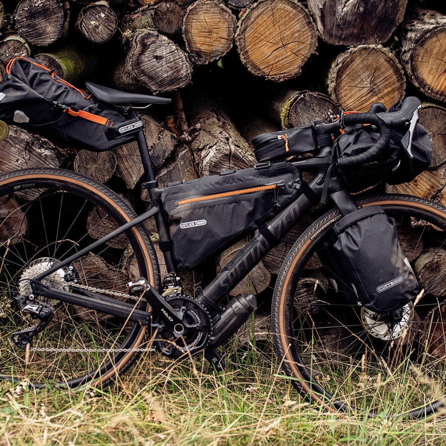 Sacoche de selle Ortlieb Seat-Pack 11-16,5L noire, étanche et compacte avec fixation velcro pour bikepacking