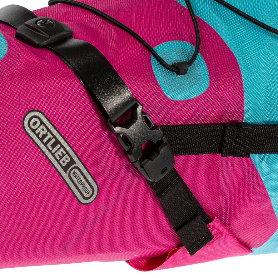 Sacoche de selle Ortlieb Seat-Pack 11-16,5L rose et bleu avec fixation clip robuste pour bikepacking et aventures vélo