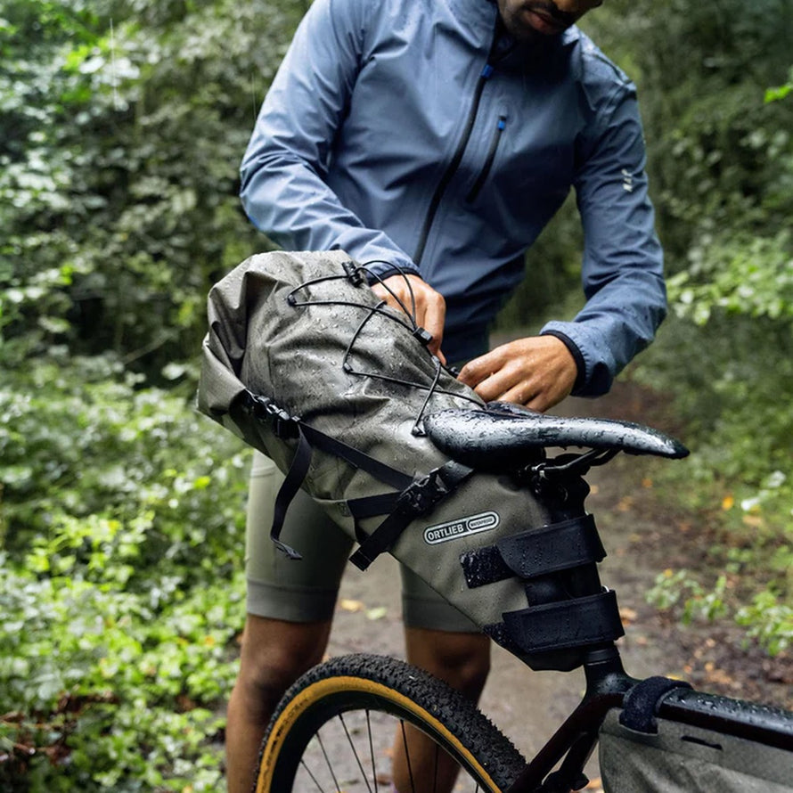 Sacoche de selle Ortlieb Seat-Pack 11-16,5L en taupe, étanche et pratique pour bikepacking et aventures outdoor