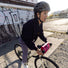 Cycliste urbaine avec sacoche banane rose Ortlieb Velo-Sling Flex Bar-Lock étanche et modulable