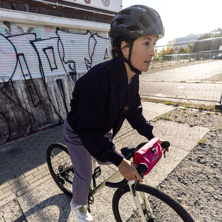 Cycliste urbaine avec sacoche banane rose Ortlieb Velo-Sling Flex Bar-Lock étanche et modulable