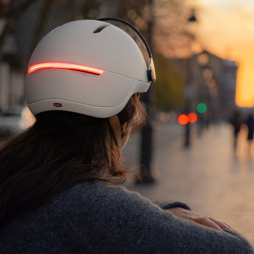 Casque Overade Life avec visiere lumineuse et clignotants arriere integrés pour securite cycliste optimale