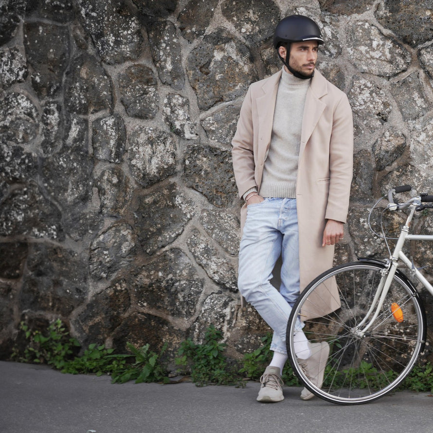 Casque Overade Life noir avec visiere LED, clignotants et frein stop pour protection et securite cycliste