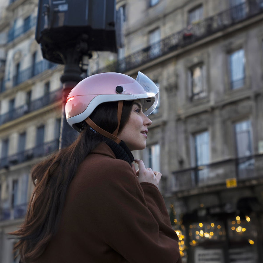 Casque Life Overade avec visiere LED, clignotants et frein stop pour une securite optimale en ville