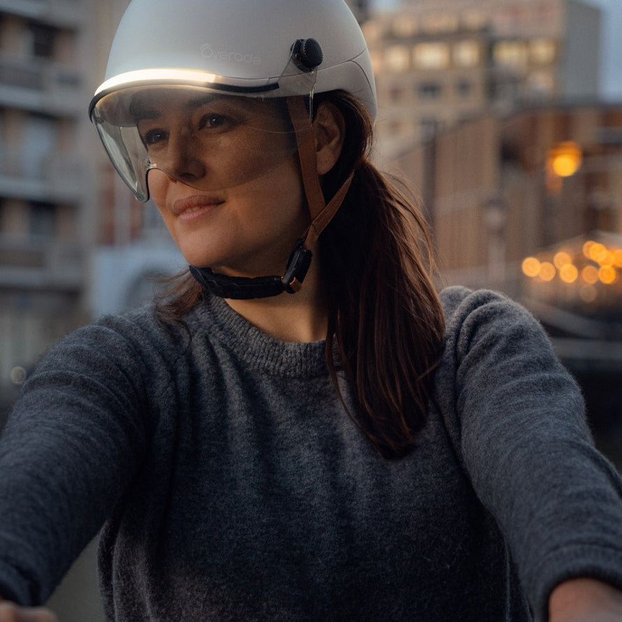 Casque Overade Life avec visiere lumineuse, clignotants LED et frein stop pour securite active en milieu urbain