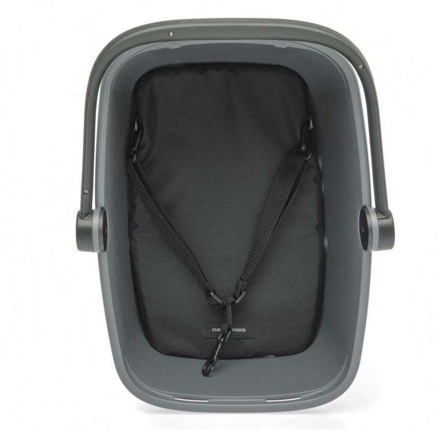 Pack de transport installé sur un panier vélo arrière Clipper de la marque Newlooxs, vue du coussin molletonné au fond. 