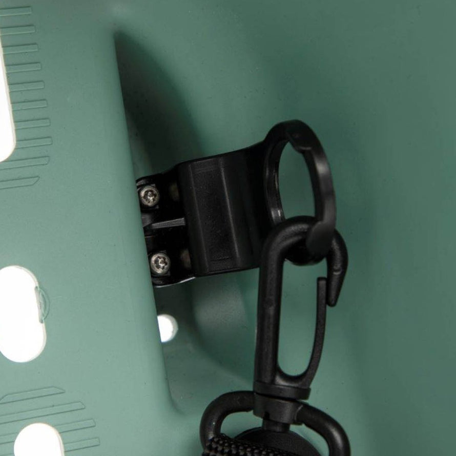 Pack de transport installé sur un panier vélo arrière Clipper de la marque Newlooxs, vu de la sangle de fixation. 