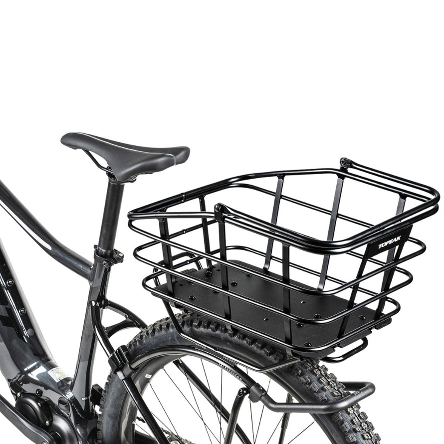 Panier arriere Topeak Urban Basket DX 22 L en metal noir installe sur un VTT robuste