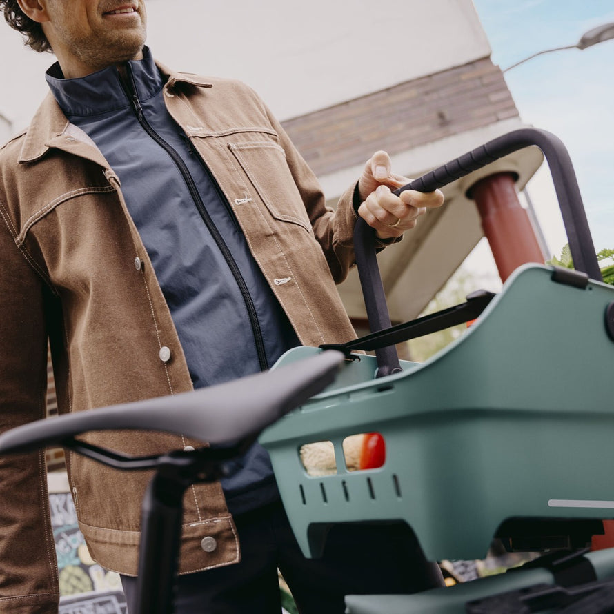 Panier Basil Cento Neo bleu pour vélo avec poignée confortable, idéal pour transporter vos courses et accessoires