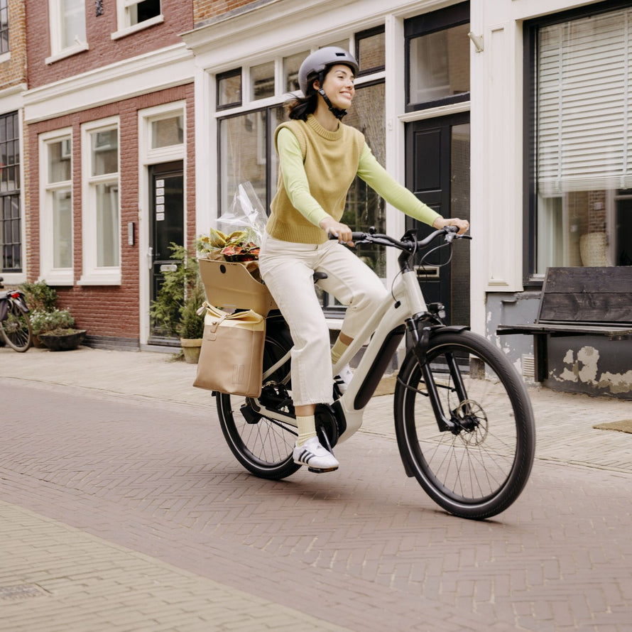 Panier Basil Cento Neo taupe pour vélo électrique, idéal pour transporter fleurs et sacs lors de vos balades urbaines