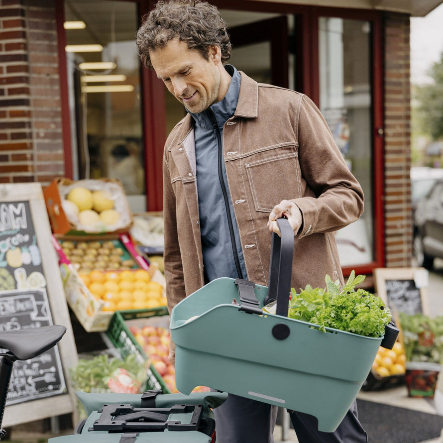 Panier Basil Cento Neo vert pour vélo avec poignée robuste, parfait pour transporter courses et accessoires
