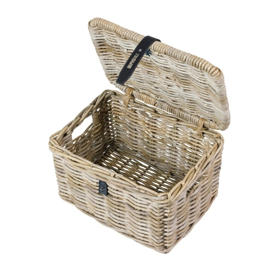 Panier avant Basil Dax en rotin naturel avec couvercle et sangle noire pour vélo urbain pratique et élégant