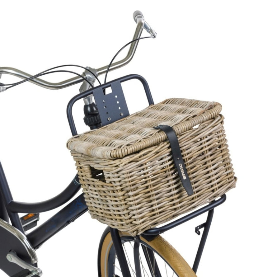 Panier vélo avant Basil Dax en rotin naturel avec couvercle et sangle noire marquée Basil