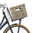 Panier vélo avant Basil Dax en rotin naturel avec couvercle et fixation métal pour vélo urbain élégant