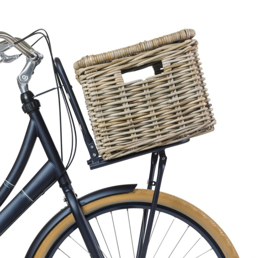 Panier vélo avant Basil Dax en rotin naturel avec couvercle et fixation métal pour vélo urbain élégant