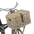 Panier vélo avant Basil Dax en rotin naturel avec couvercle et fixation noire pour vélo urbain élégant et fonctionnel
