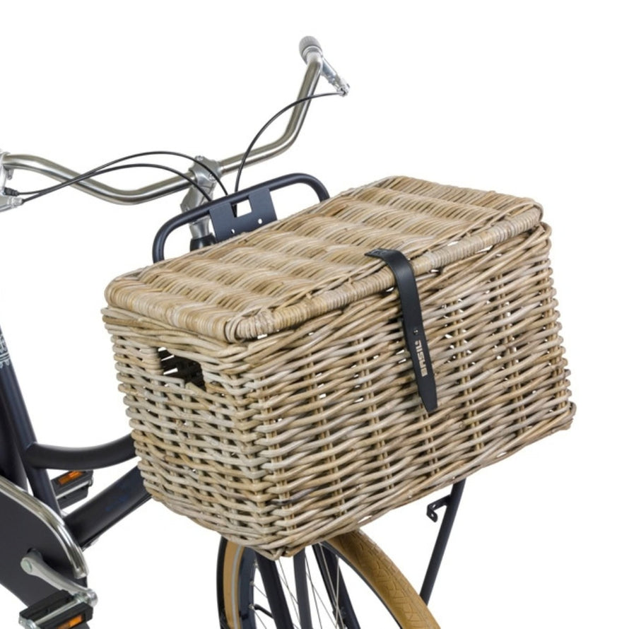 Panier vélo avant Basil Dax en rotin naturel avec couvercle et fixation noire pour vélo urbain élégant et fonctionnel