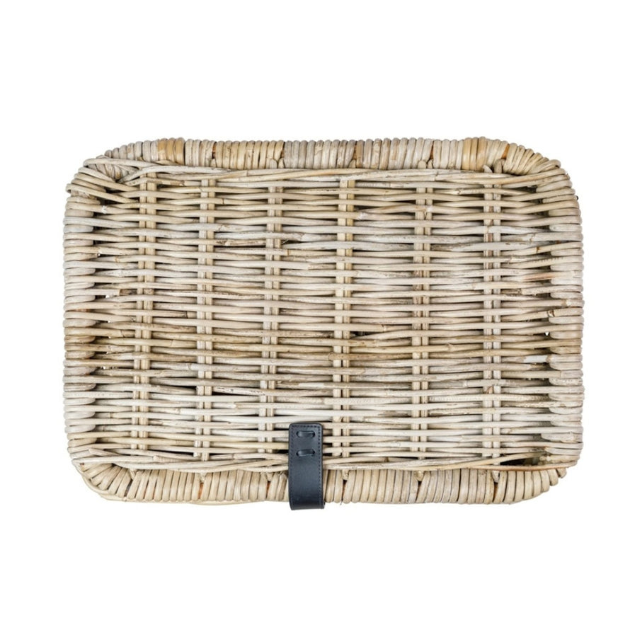 Panier avant Basil Dax en rotin naturel avec couvercle noir et fixation robuste pour vélo urbain élégant