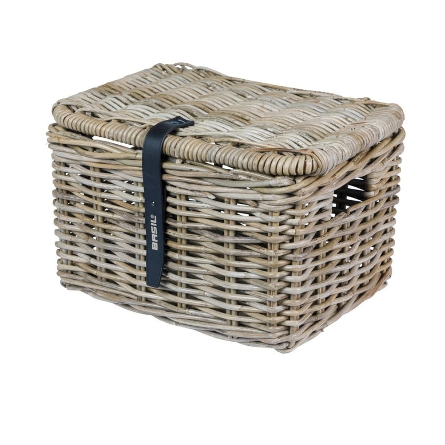 Panier vélo avant Basil Dax en rotin naturel avec couvercle et sangle noire pour vélo urbain pratique et élégant