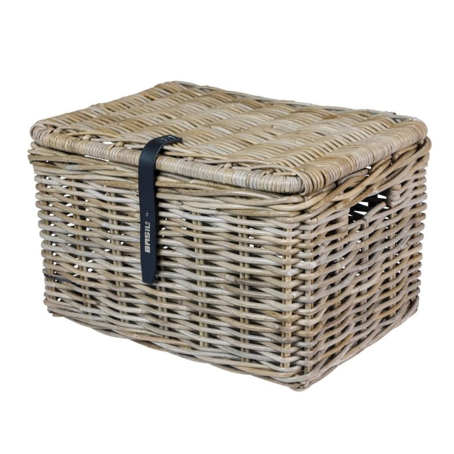 Panier vélo avant Basil Dax en rotin naturel avec couvercle et sangle noire, fixation urbaine solide et design élégant