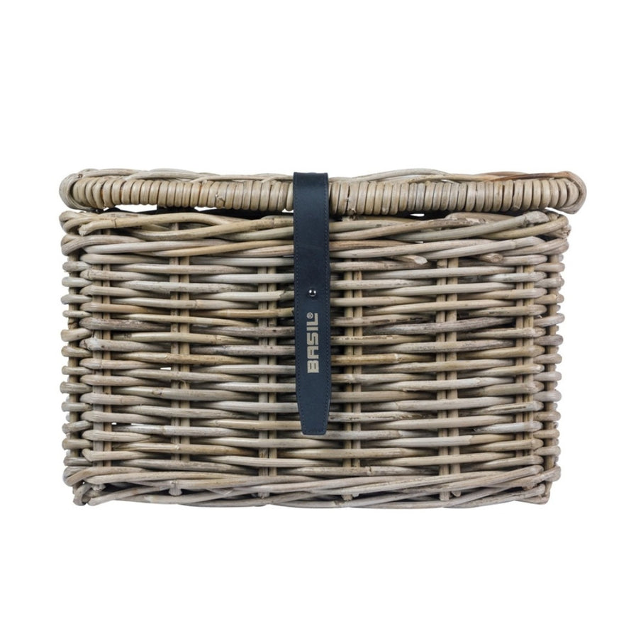 Panier avant Basil Dax en rotin naturel avec couvercle et sangle noire pour vélo urbain robuste et élégant