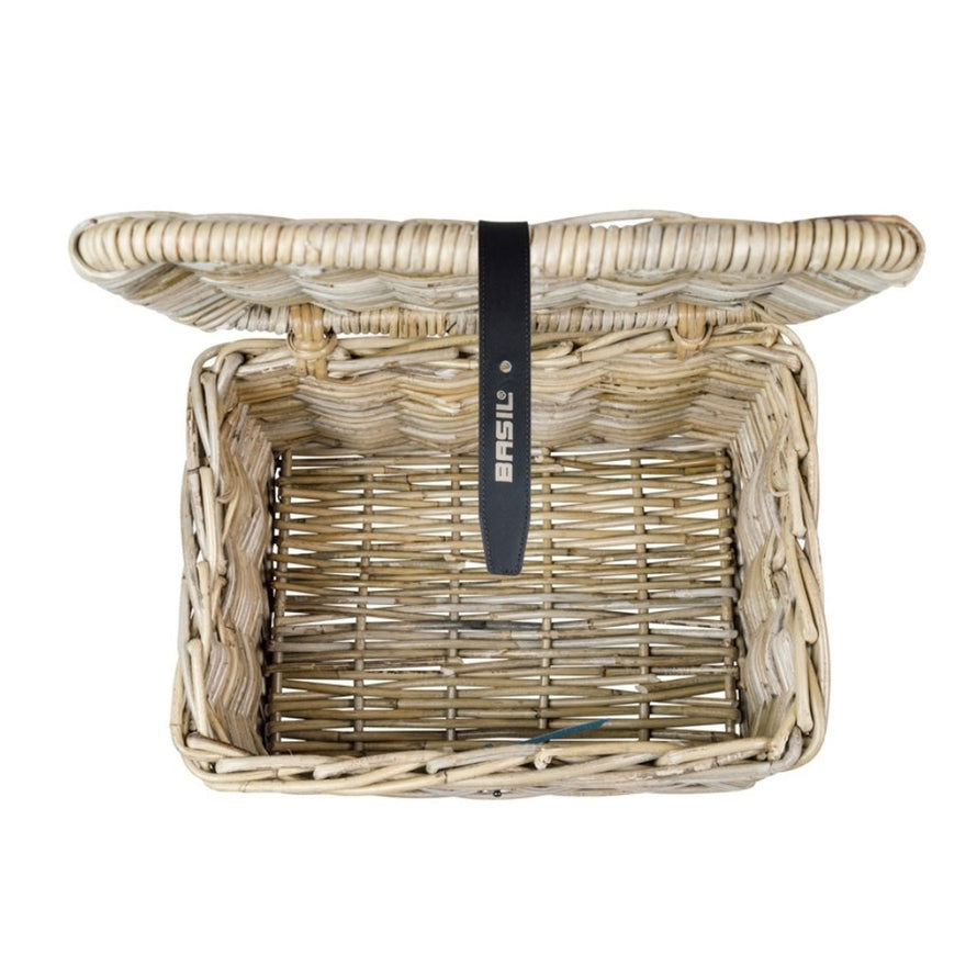Panier avant Basil Dax en rotin naturel avec couvercle et sangle noire pour vélo urbain élégant et pratique