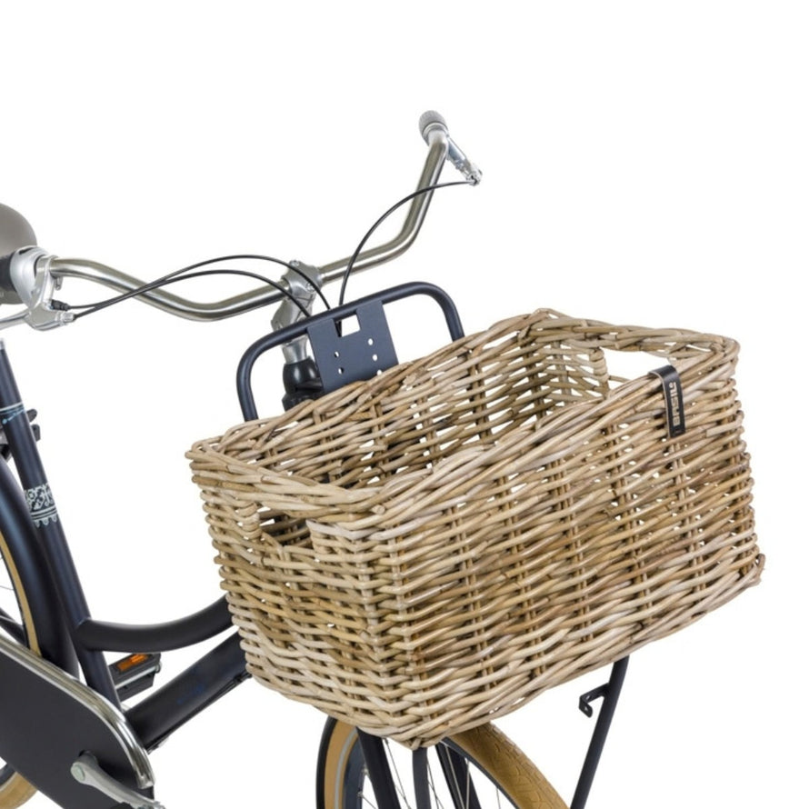 Panier avant en rotin naturel artisanal Basil Dax, pratique et élégant pour vélo urbain