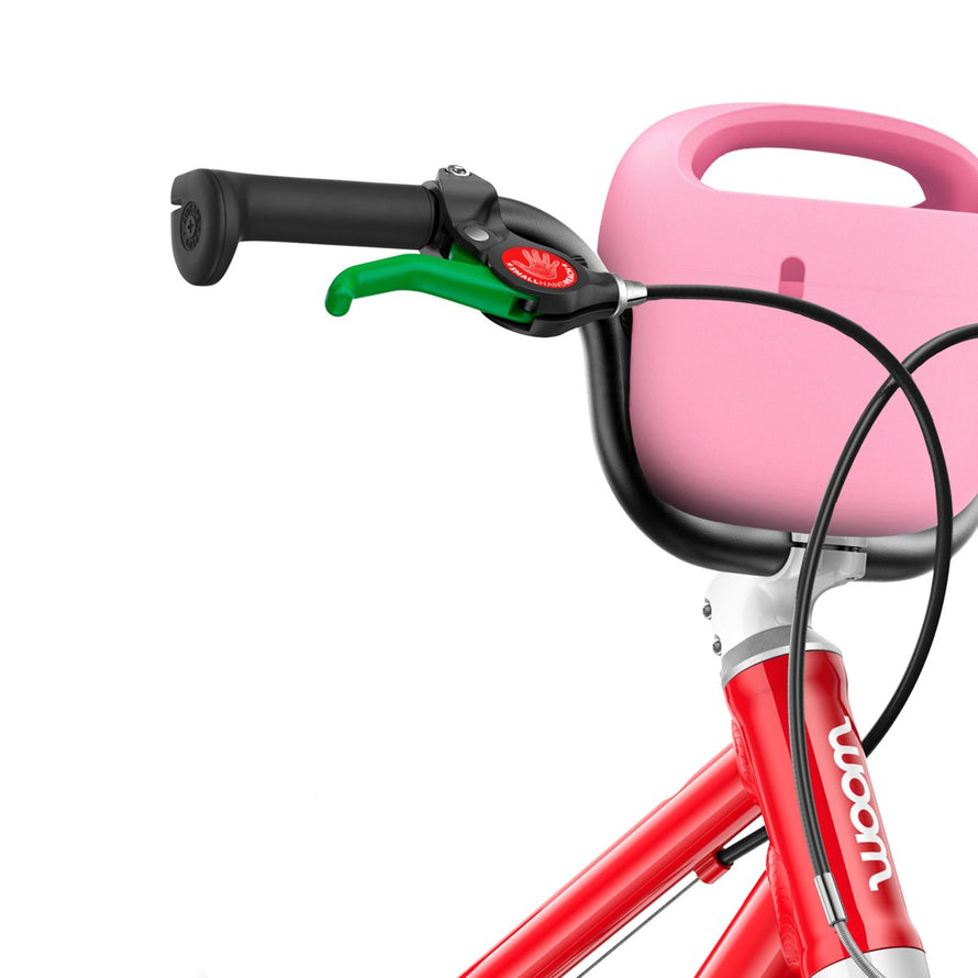 Panier vélo enfant Woom POP rose vif fixé sur guidon, léger et pratique pour transporter jouets et accessoires