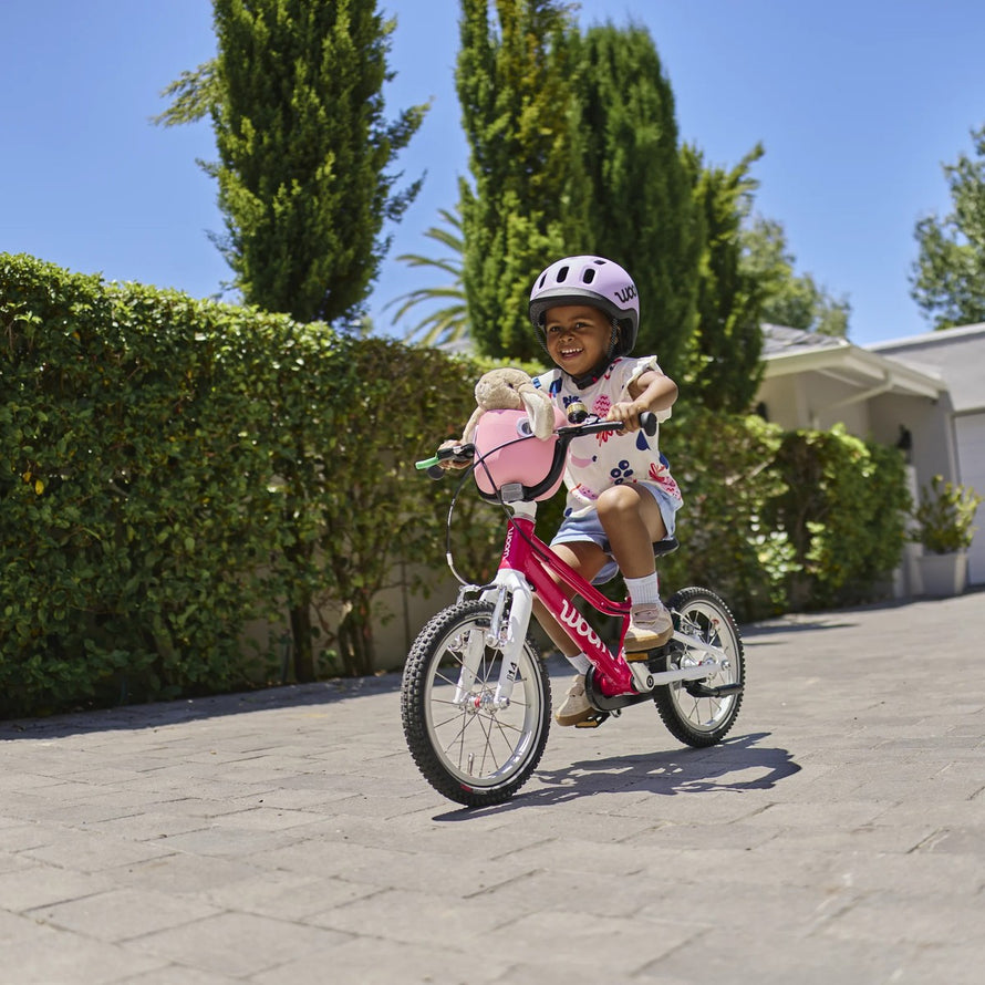 Panier velo enfant Woom POP rose vif avec fixation securisee, parfait pour transporter jouets et accessoires a velo